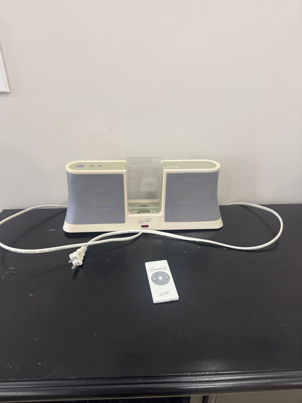 Y2K iLive ISPK2806 desktop speaker system with an iPod dock and remote control